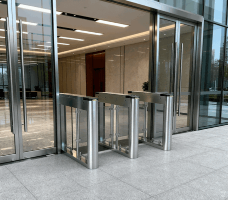 Cổng xoay cánh lùa (Swing Barrier) tiêu chuẩn IP44: Tích hợp nhận diện khuôn mặt AI và công nghệ chống đuôi bám (Anti-tailgating) bảo mật cao cho khu vực kiểm soát an ninh